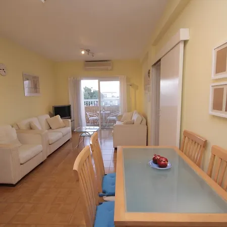 Apartament Holiday Ajia Napa